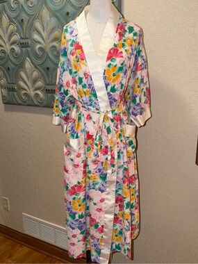 Apostrophe Multicolor Floral Satin-Trim Kimono Robe